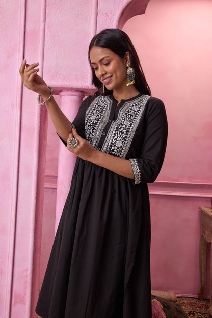 Black Floral Embroidered Kurta