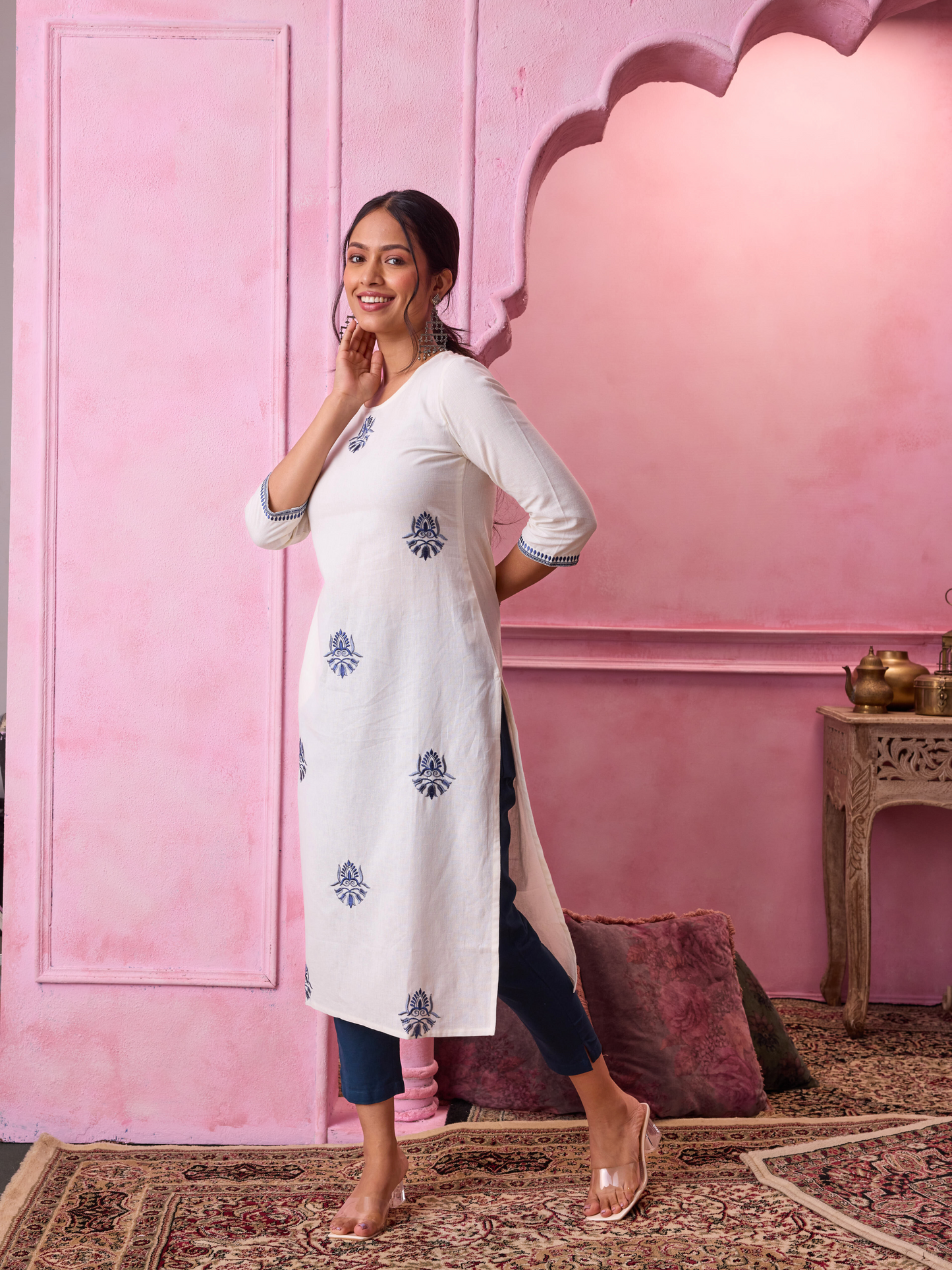 White Ethnic Motifs Embroidered Thread Work Kurta